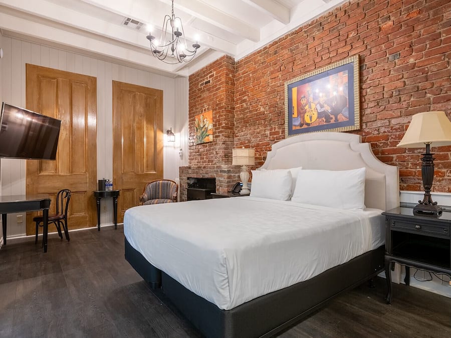 Premium bedding, iron/ironing board, free WiFi, bed sheets