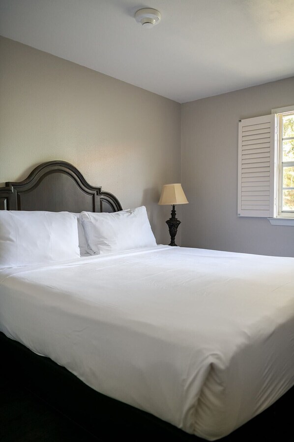 Suite, 1 King Bed, Non Smoking, Courtyard View | Premium bedding, iron/ironing board, free WiFi, bed sheets