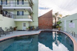 2 outdoor pools
