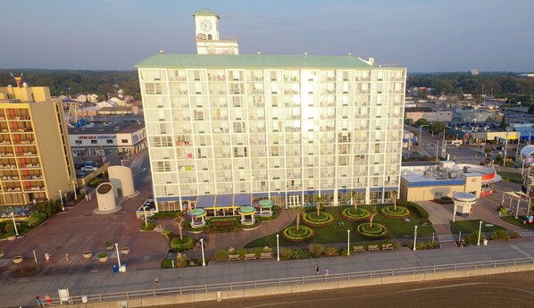 Un grand hôtel à plusieurs étages, doté d’une cour intérieure et d’une tour horloge.