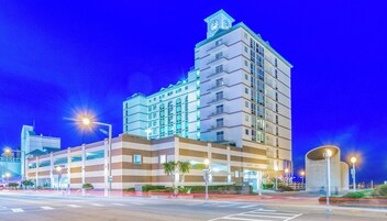 Fachada da propriedade à noite