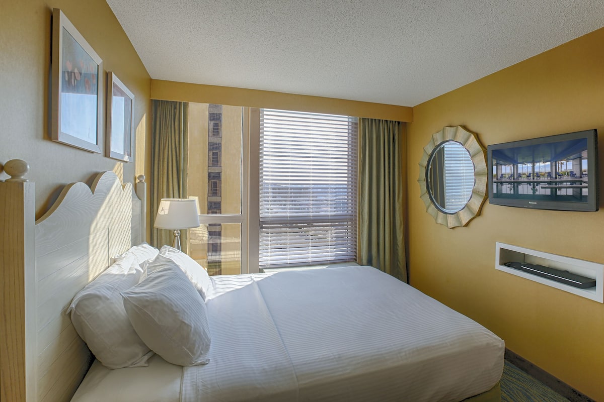 suite, 1 bedroom | in-room safe, blackout curtains, iron/ironing board, free wifi