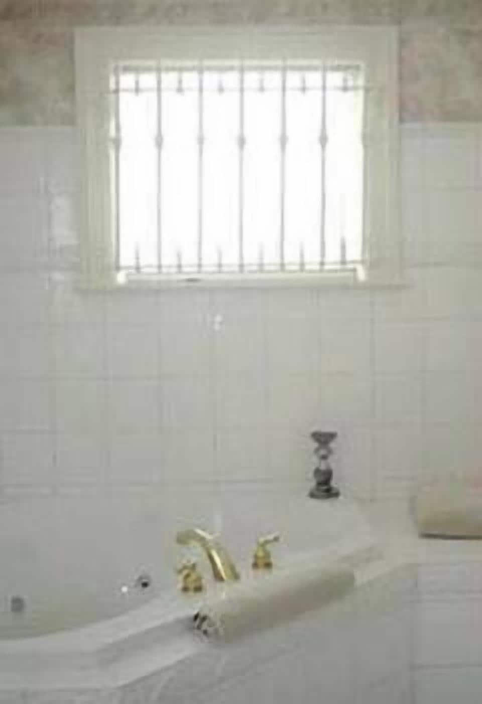combined shower/bathtub, free toiletries, hair dryer, towels