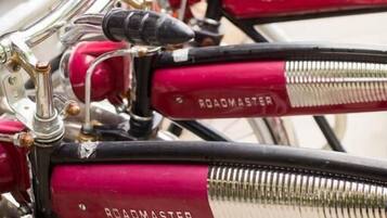 Un primo piano di una bicicletta con il marchio "ROADMASTER" sui manubri.
