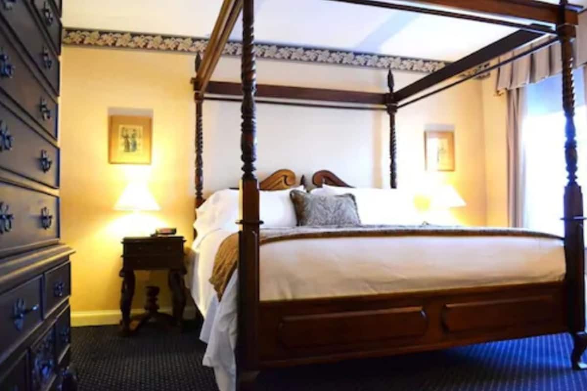 standard room, 1 king bed | premium bedding, in-room safe, iron/ironing board, free cots/infant beds