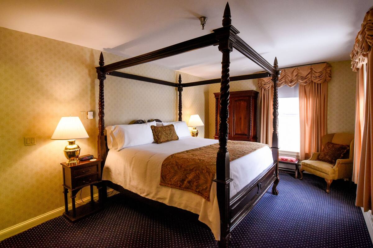 Standard Room, 1 King Bed | Premium bedding, in-room safe, iron/ironing board, cribs (free)