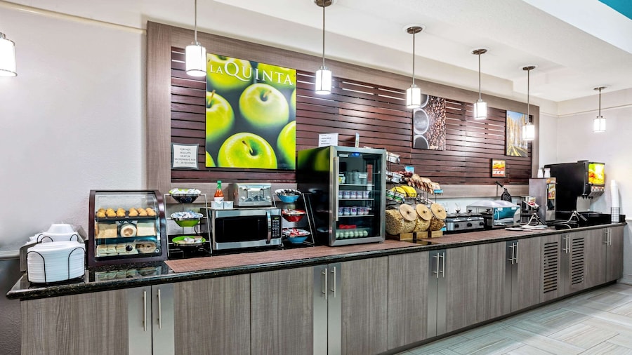 La Quinta Inn & Suites by Wyndham Conroe