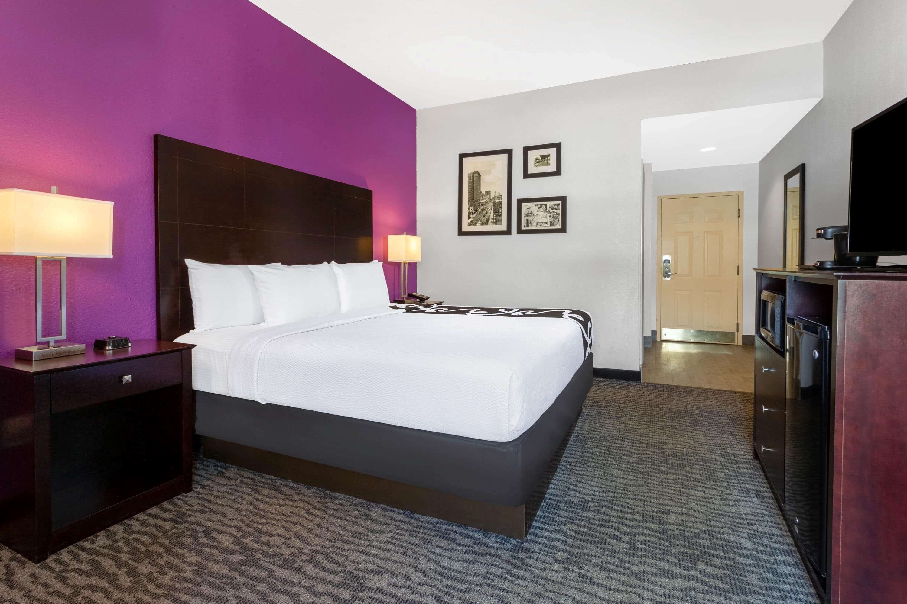 Ropa de cama de alta calidad, camas con pillow-top y escritorio 