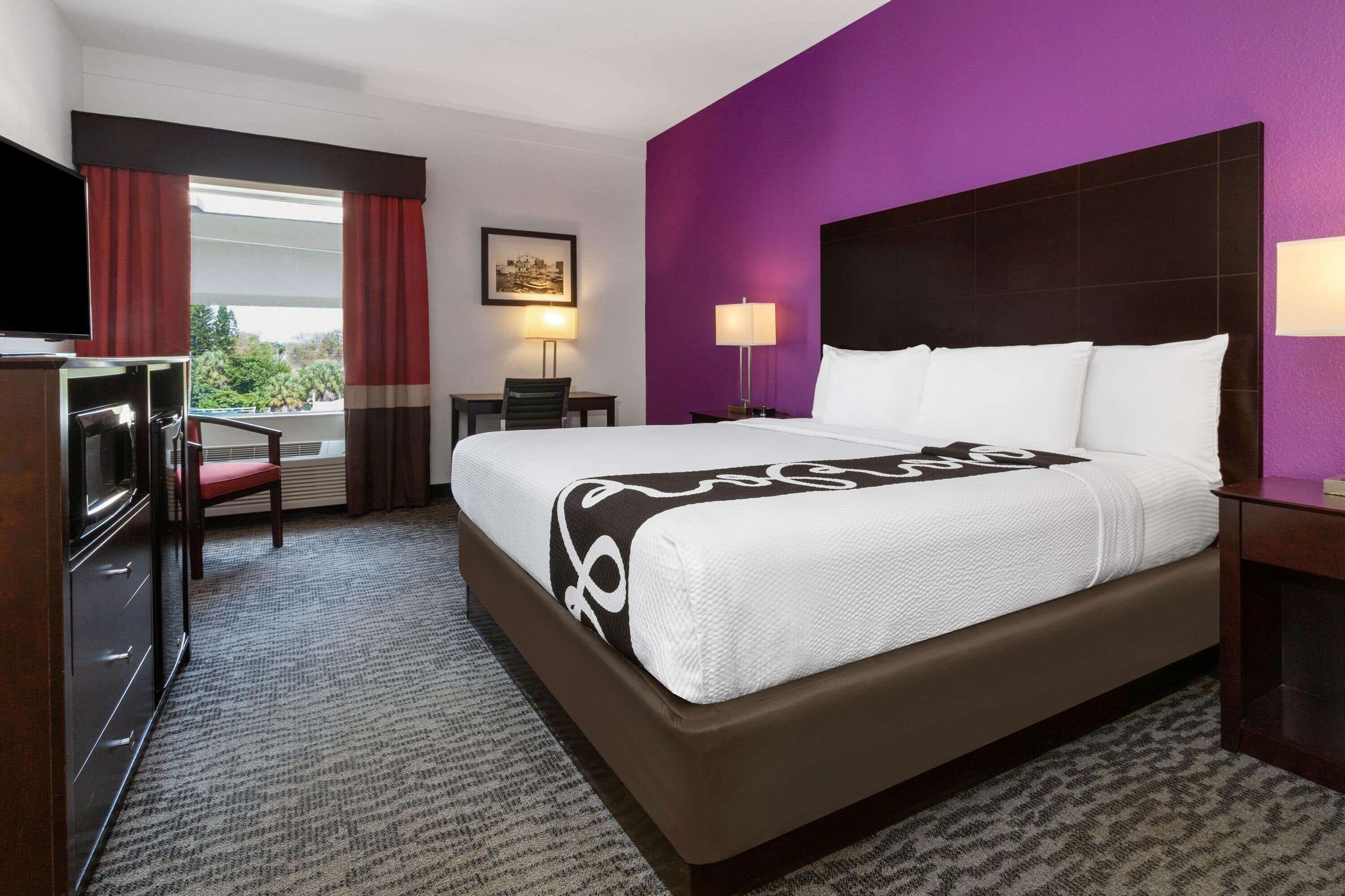 Ropa de cama de alta calidad, camas con pillow-top y escritorio 