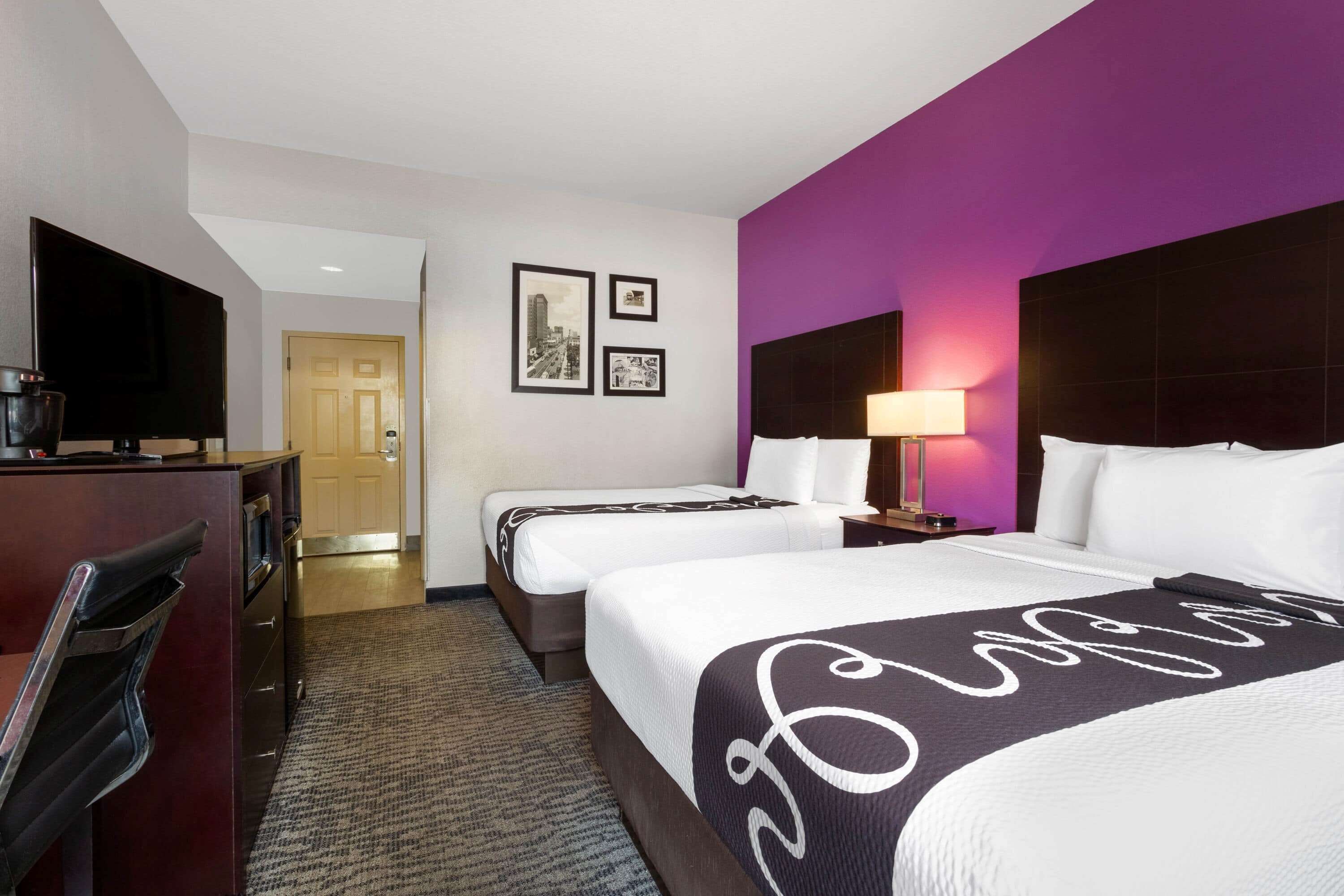 Ropa de cama de alta calidad, camas con pillow-top y escritorio 