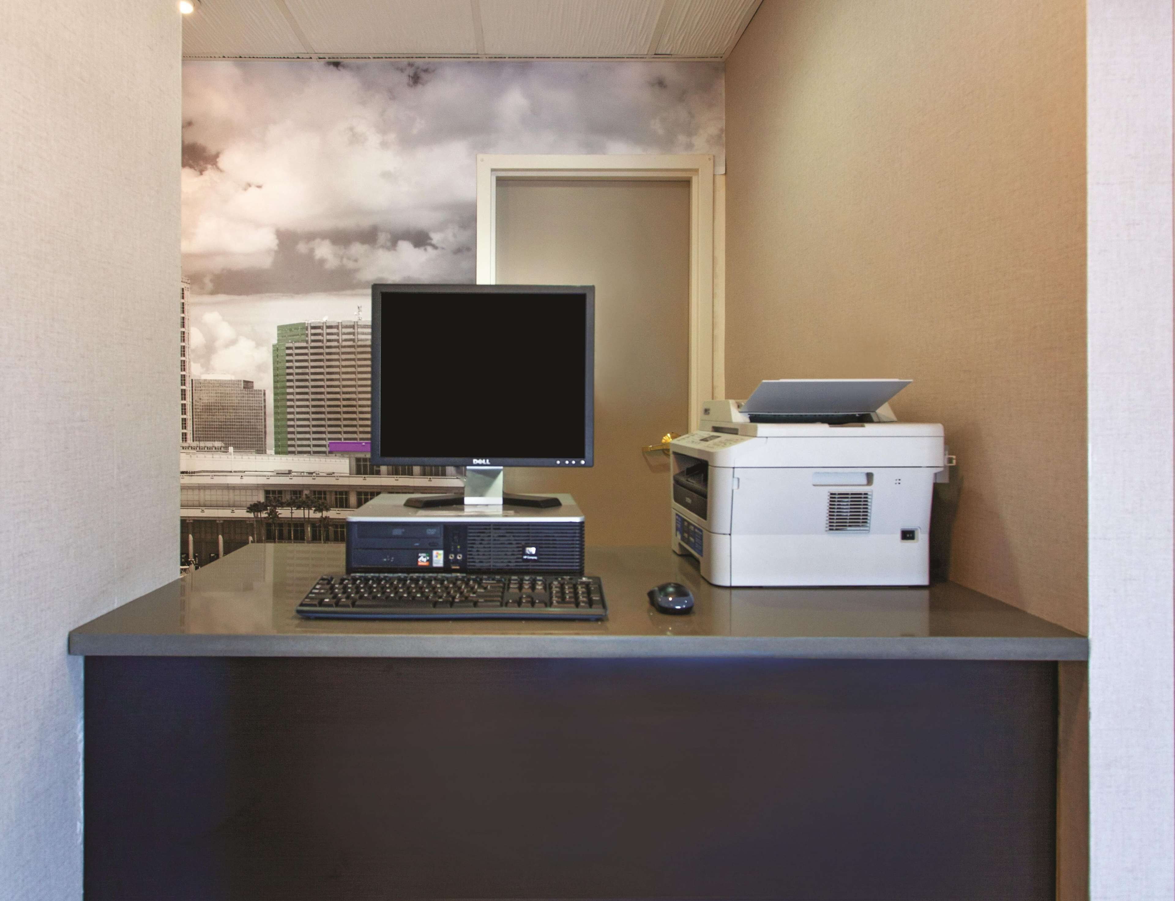 Photo - La Quinta by Wyndham Tampa Bay Area-Tampa South