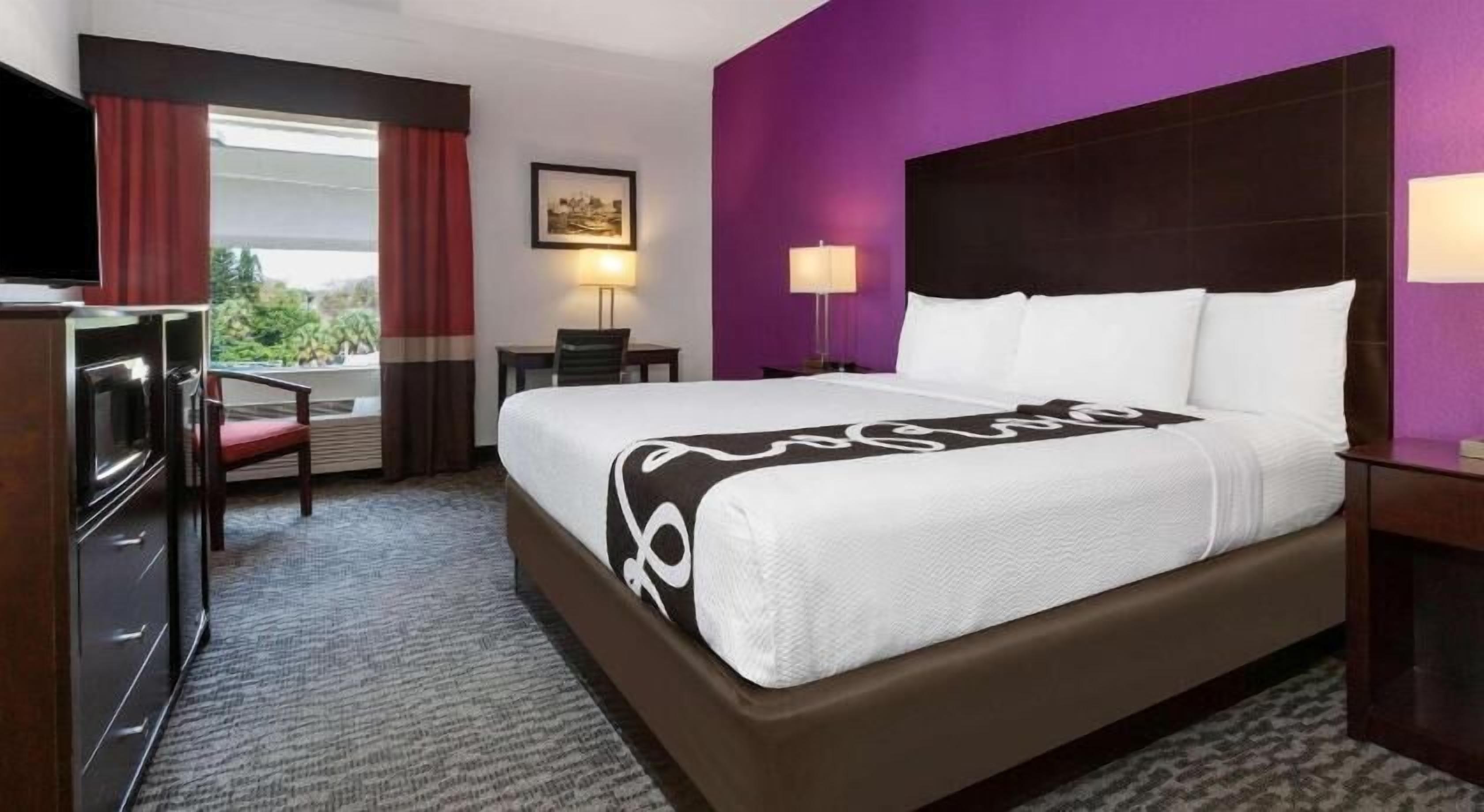 Roupas de cama premium, camas com colchões pillow-top, escrivaninha