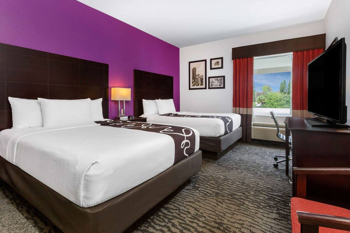 Kamar, 2 Tempat Tidur Queen, Bebas Asap Rokok | Seprai premium, bantalan ekstra lembut, dan meja kerja