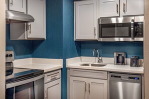 Full-sized fridge, microwave, oven, stovetop