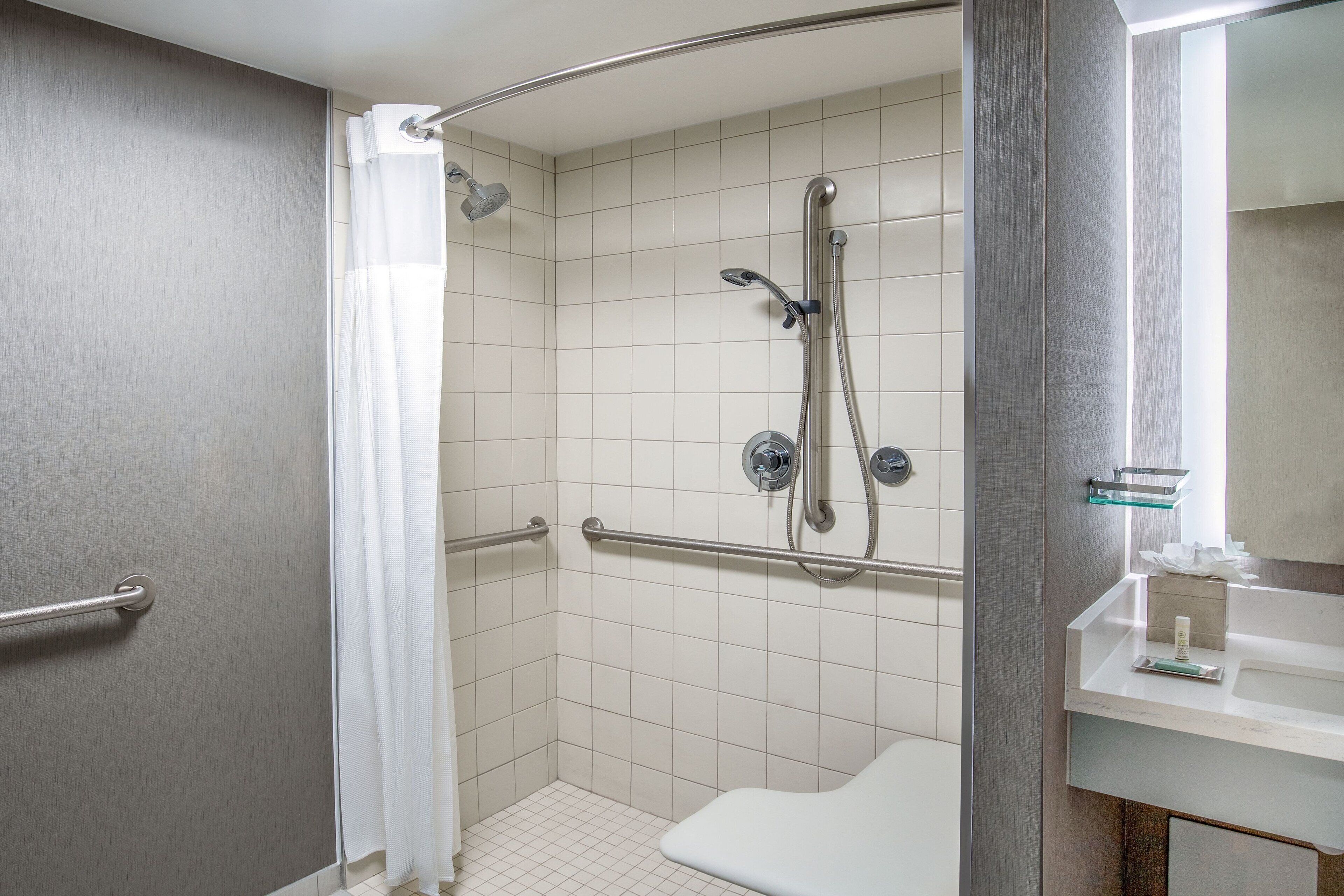 combined shower/bathtub, free toiletries, hair dryer, towels