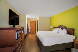 Escritorio, espacio para trabajar con laptop y cortinas blackout