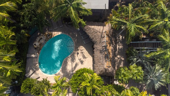 2 outdoor pools, pool loungers