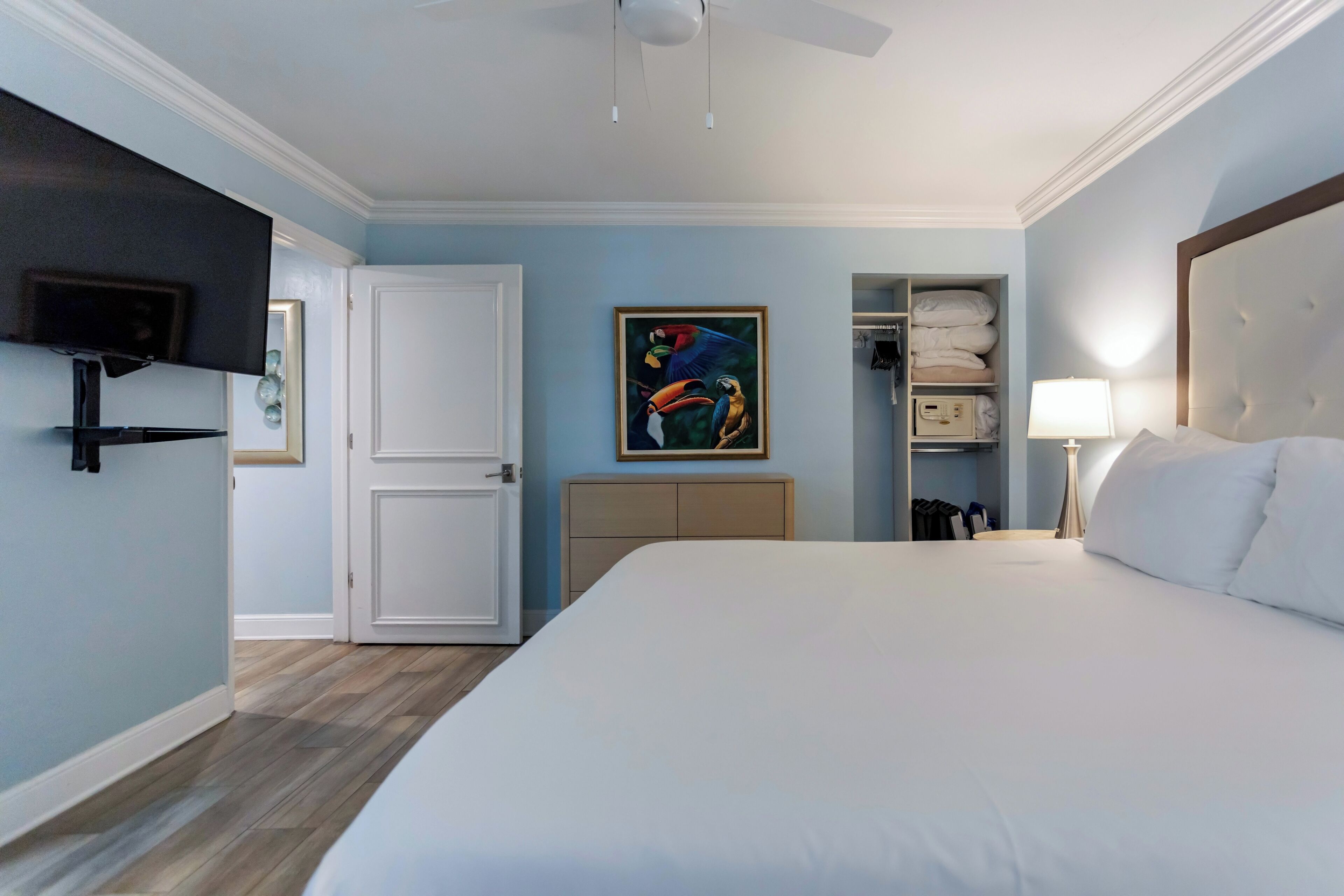 suite, 1 bedroom, accessible | premium bedding, down duvets, minibar, in-room safe