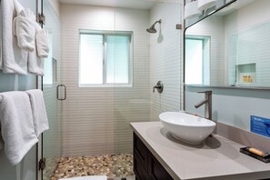 Suite, 1 habitación, cocina | Baño | Regadera, amenidades de baño gratuitas, secadora de cabello, batas