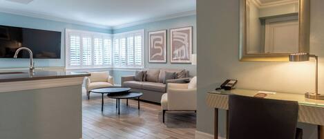 Deluxe-sviitti, 1 makuuhuone, keittiö | Ylelliset vuodevaatteet, untuvapeitot, minibaari, tallelokero huoneessa