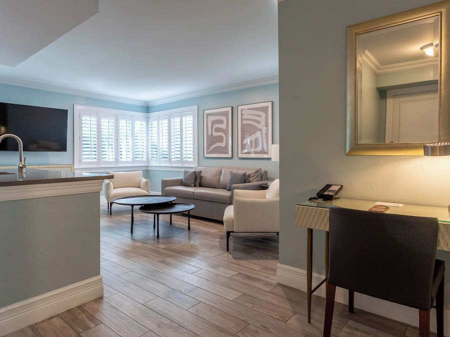 Deluxe suite, 1 slaapkamer, keuken | Luxe beddengoed, donzen dekbedden, een minibar, een kluis op de kamer