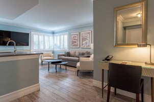 Ropa de cama de alta calidad, cubrecamas y minibar 