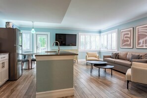 Suite Deluxe, 1 habitación, cocina | Ropa de cama de alta calidad, edredón y minibar 