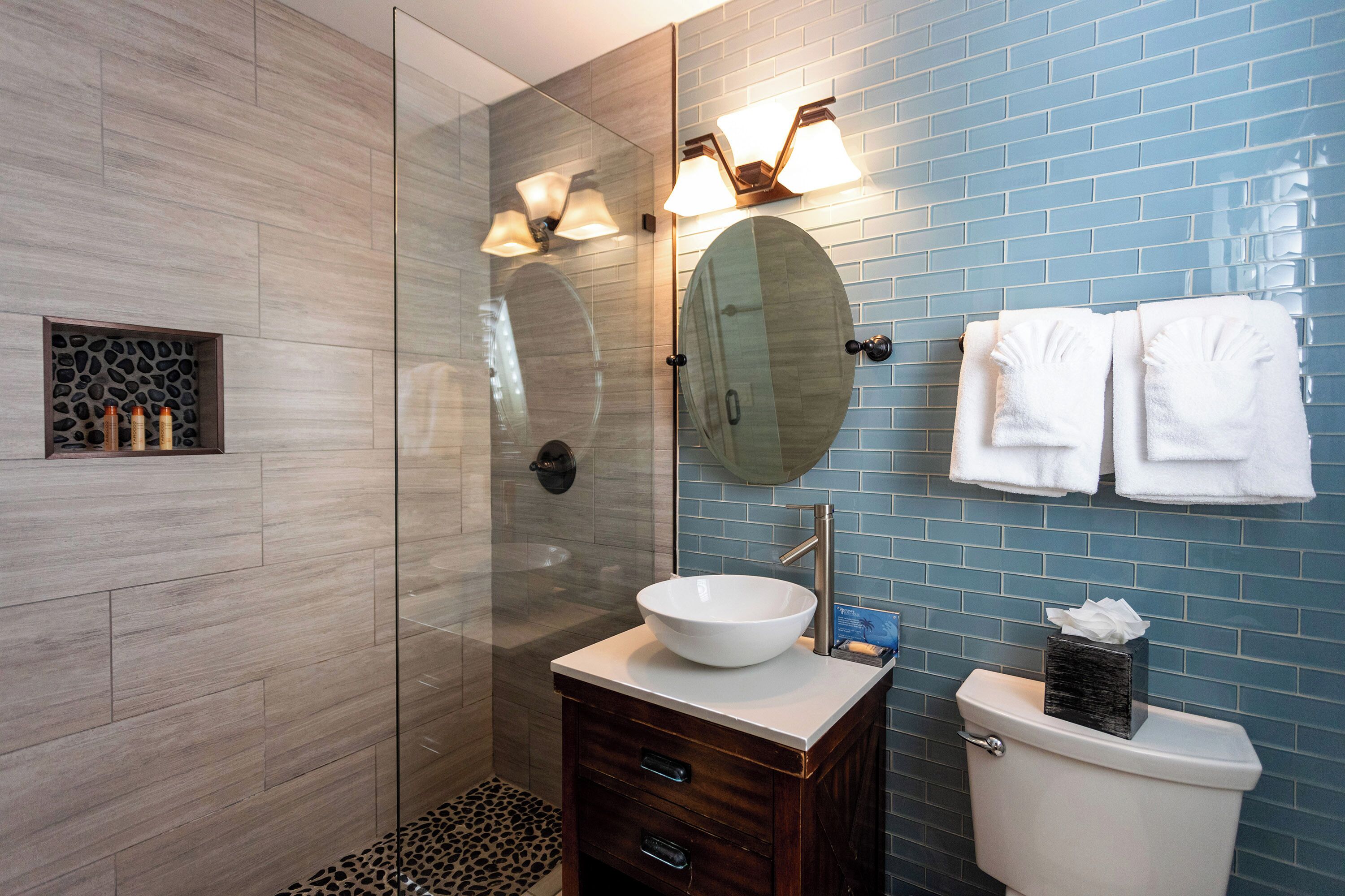 deluxe suite, 1 bedroom, kitchen | bathroom | shower, free toiletries, hair dryer, bathrobes