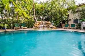 2 outdoor pools, pool loungers