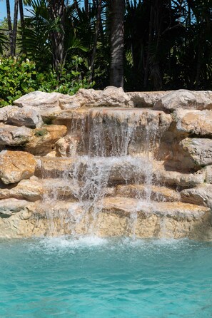 2 outdoor pools, sun loungers