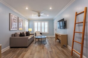 Suite, 1 habitación, con acceso para personas discapacitadas | Ropa de cama de alta calidad, edredón y minibar 