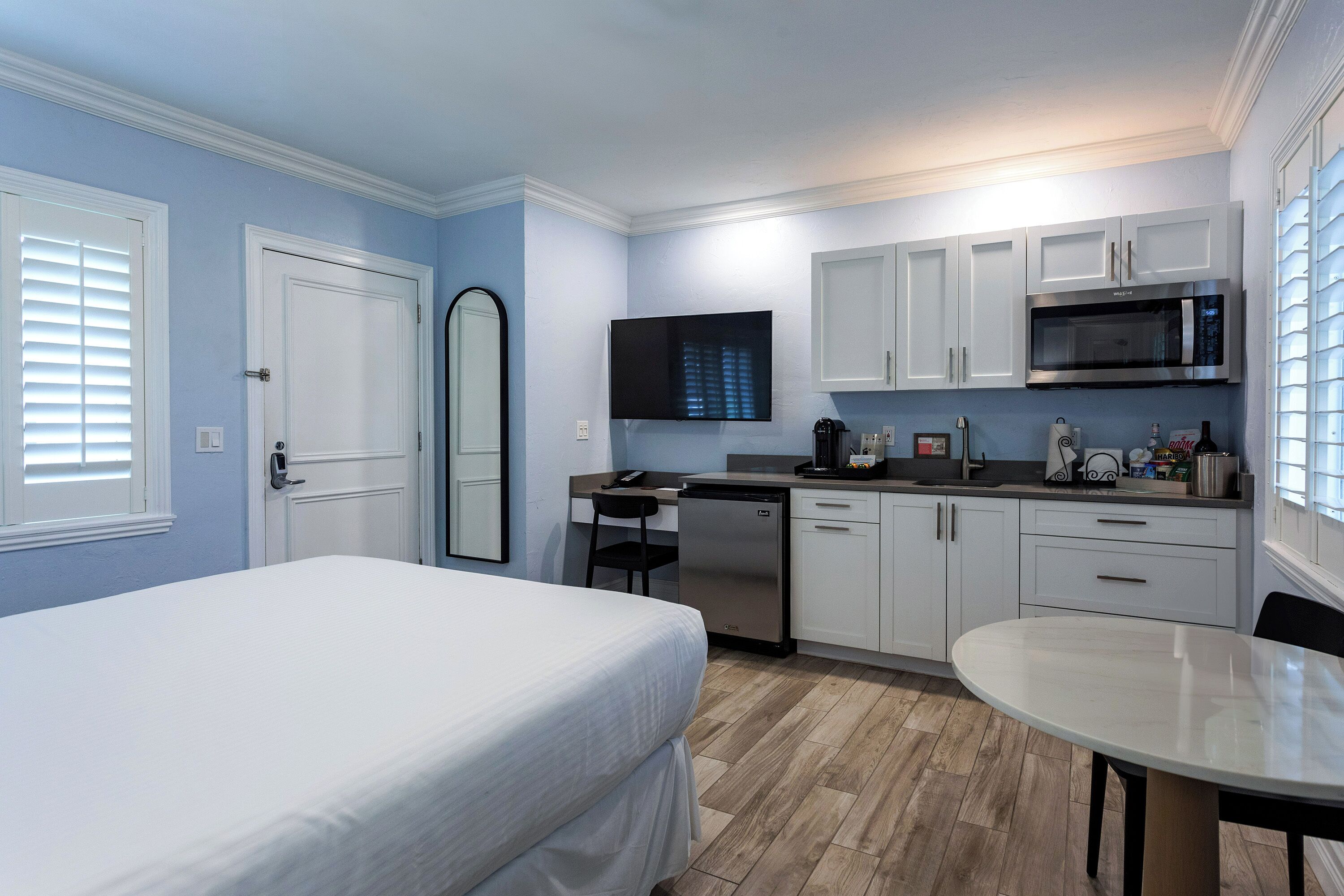 studio, 1 queen bed, kitchenette | private kitchenette | microwave, espresso maker, coffee/tea maker, cookware/dishes/utensils