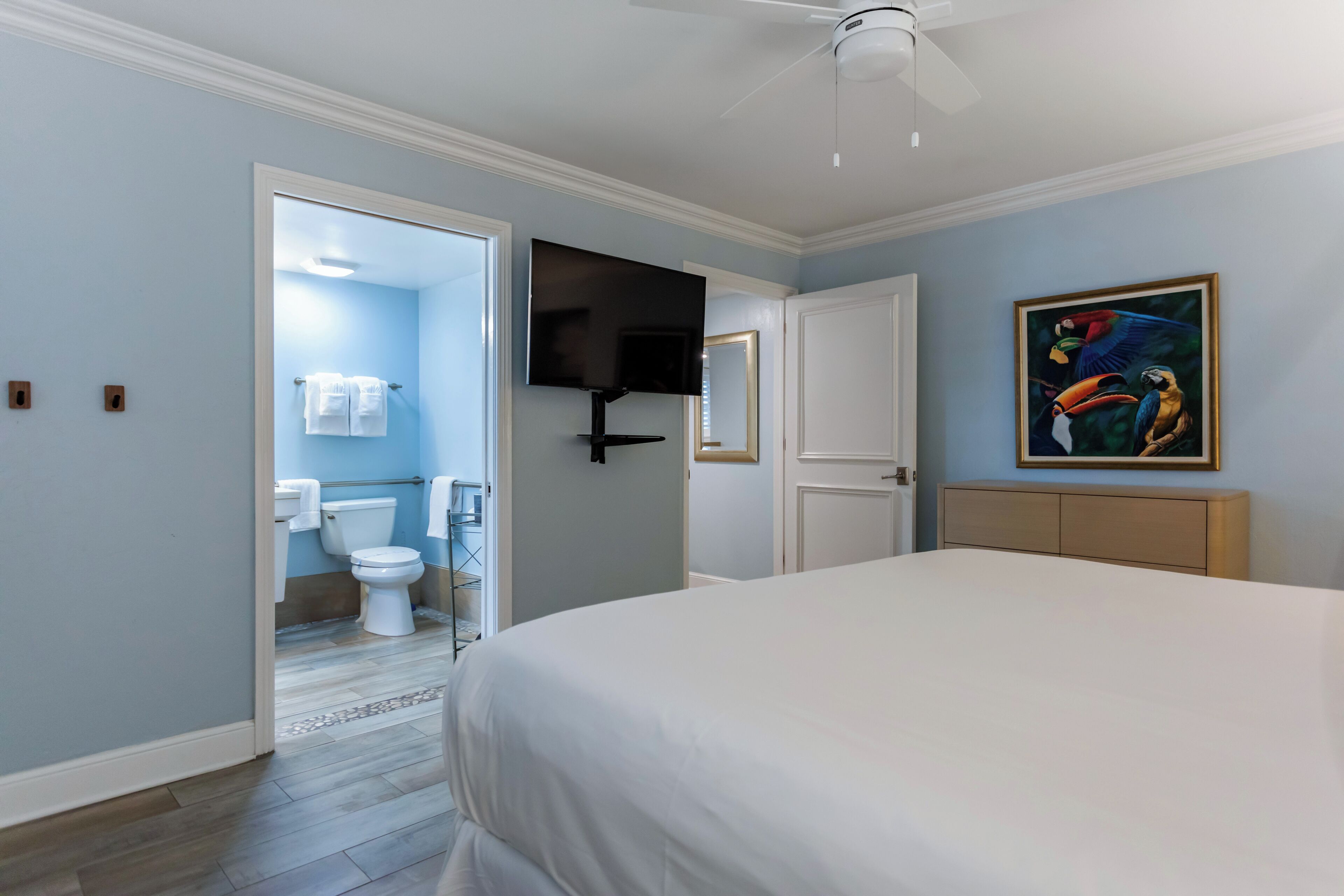 suite, 1 bedroom, accessible | premium bedding, down duvets, minibar, in-room safe