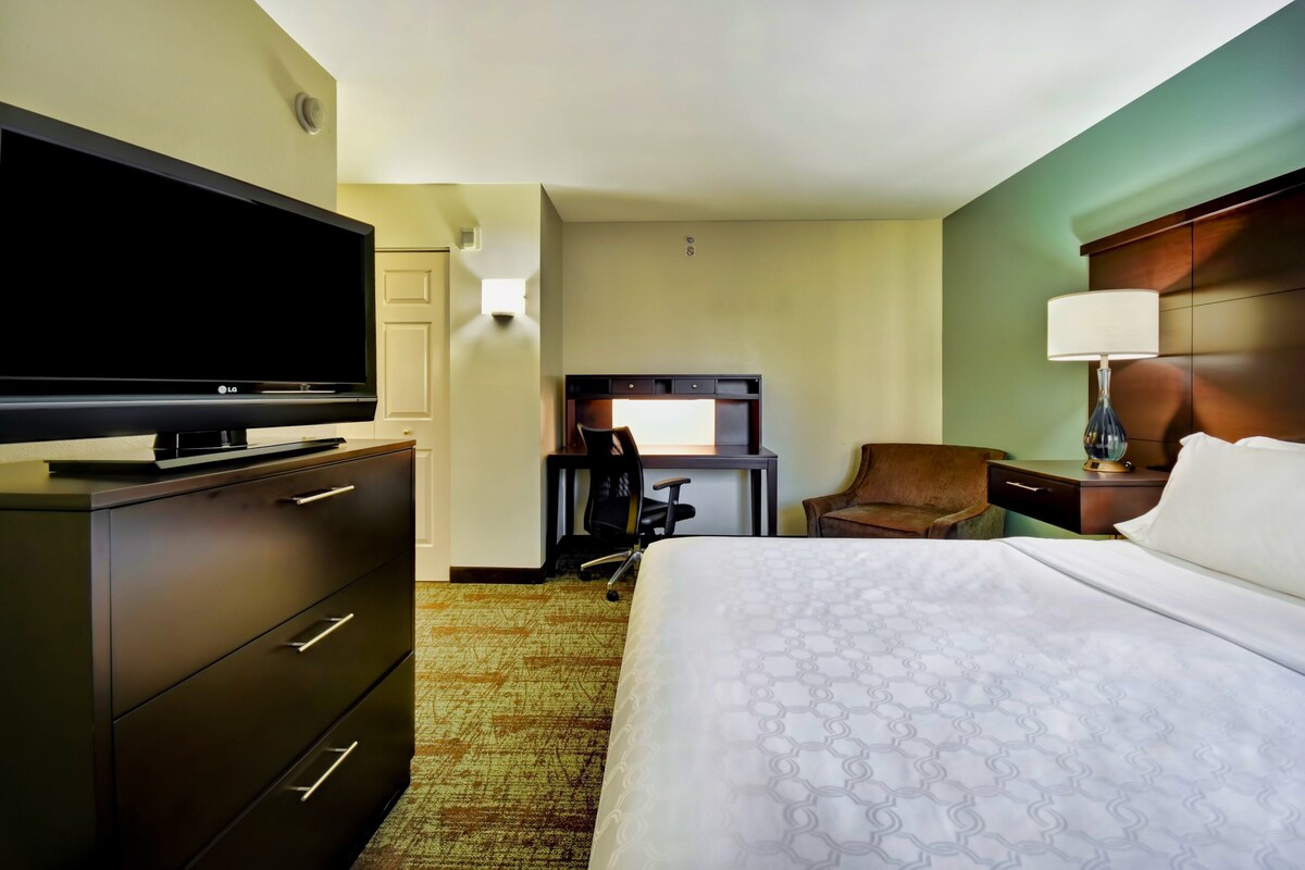 Suite, 2 Bedrooms | Desk, iron/ironing board, cribs (free), WiFi (free)