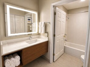 Combined shower/bathtub, free toiletries, hair dryer, towels - Staybridge Suites Middleton Madison-West by IHG (Middleton)