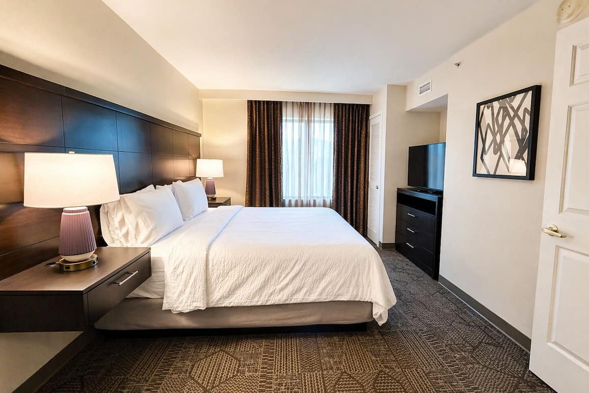 Escritorio, tabla de planchar con plancha y cunas gratuitas