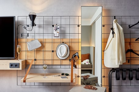 Ropa de cama de alta calidad y caja de seguridad en la habitación
