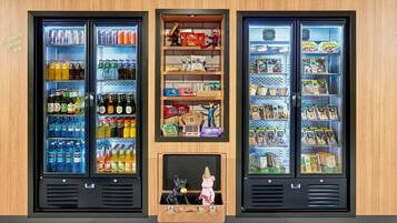 Una máquina expendedora con diferentes refrigerios y bebidas.