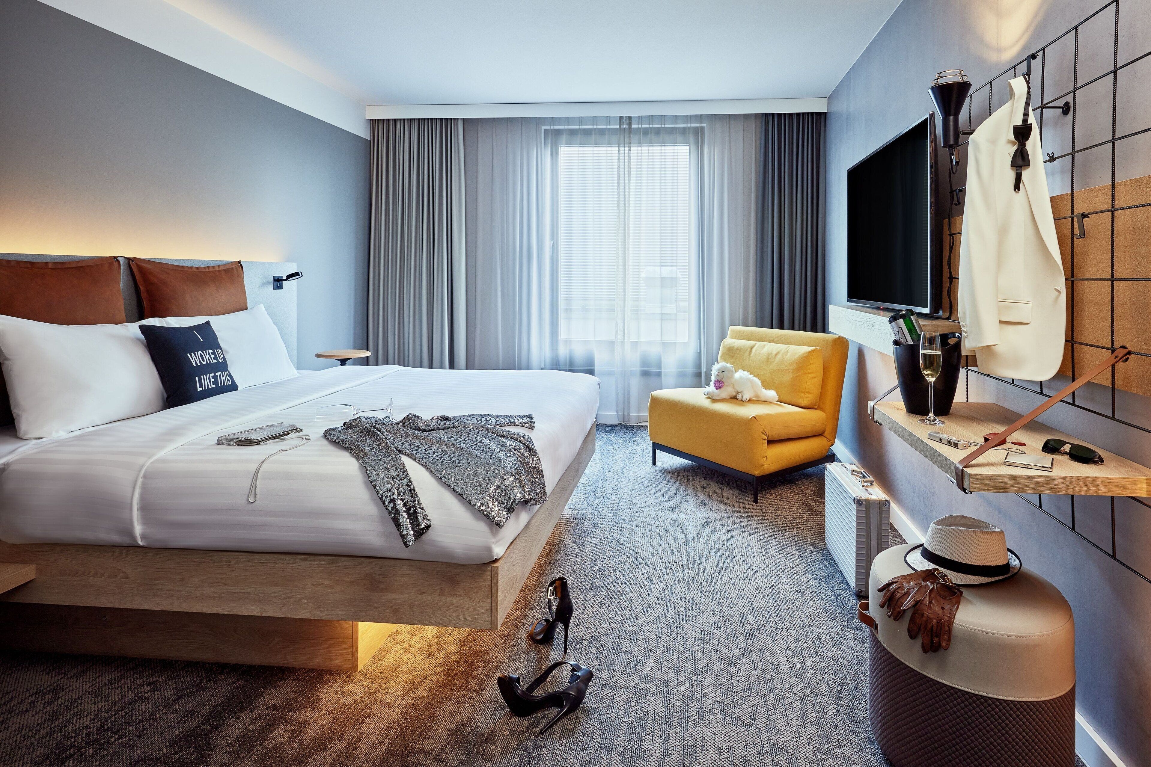 standard room, 1 king bed | premium bedding, in-room safe, desk, laptop workspace