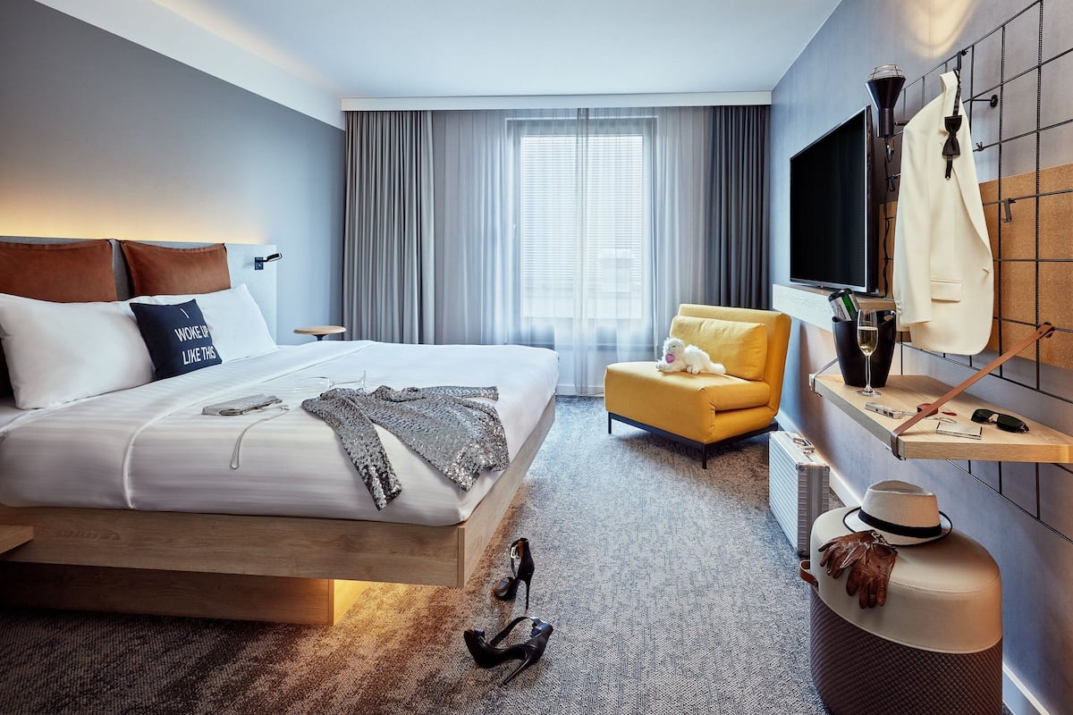 standard room, 1 king bed | premium bedding, in-room safe, desk, laptop workspace