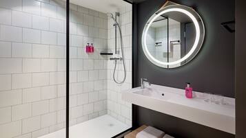 Dusche, umweltfreundliche Kosmetikartikel, Haartrockner, Handtücher