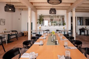 Se sirven desayunos, comidas, cenas y cocina regional 