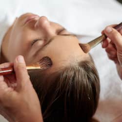 Een sauna, lichaamsbehandelingen, aromatherapie, body wraps, body scrubs