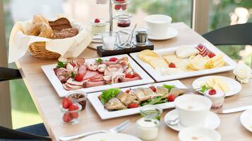 A breakfast buffet with various foods and drinks.