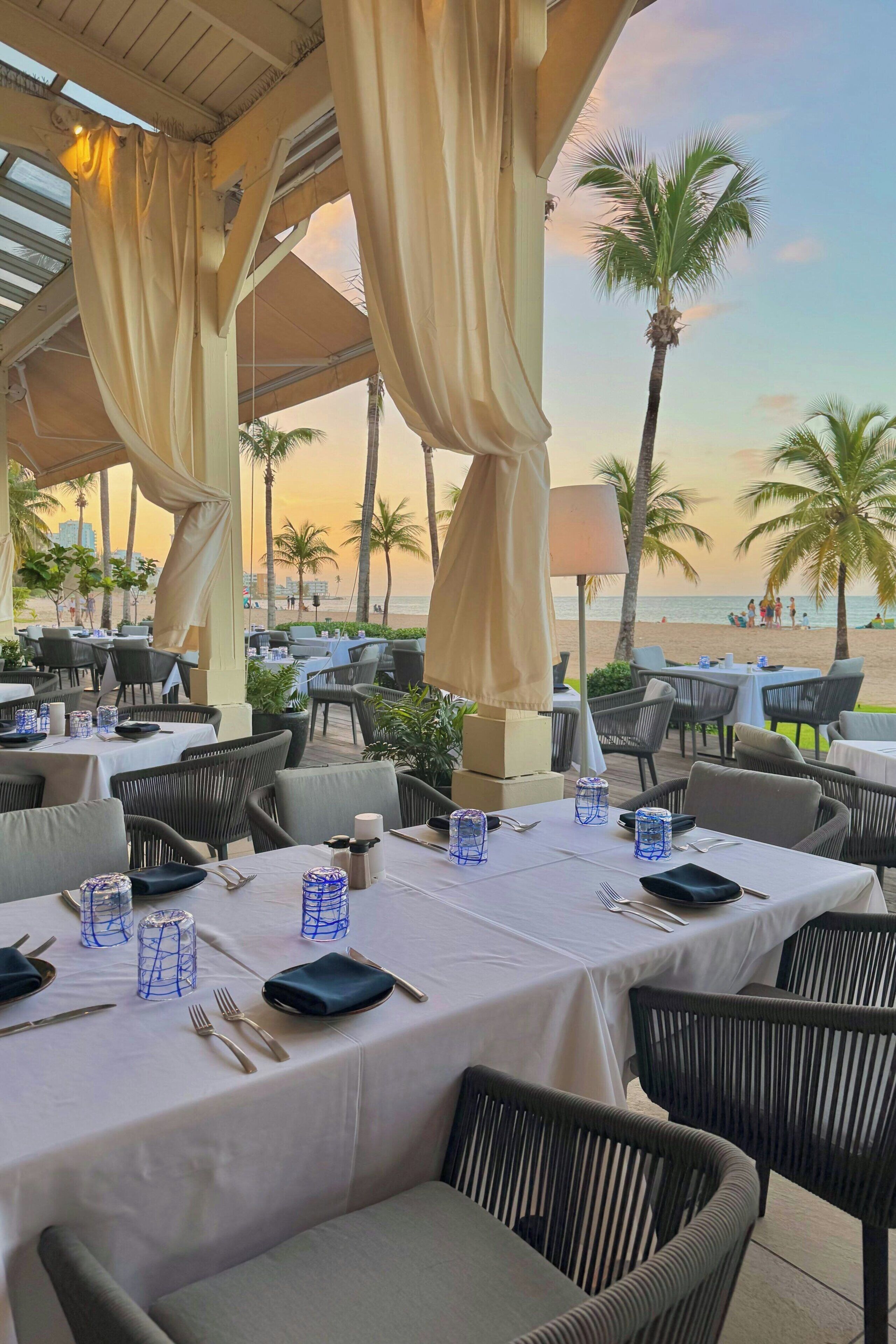 2 restaurants; lunch and dinner served