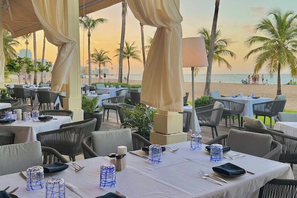 2 restaurants; lunch and dinner served