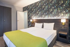 Appartement, 2 chambres (Street-Court View) | Coffres-forts dans les chambres, bureau