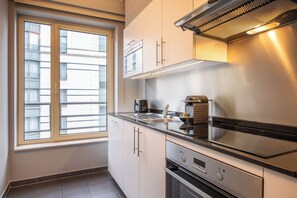 Geladeira, micro-ondas, fogão, cooktop