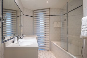 Appartement, 2 chambres (Street-Court View) | Salle de bain | Douche, sèche-cheveux, serviettes fournies