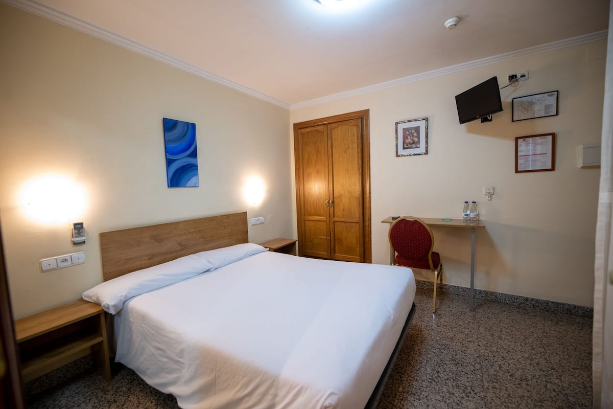 Economy Double or Twin Room | Desk, free WiFi, individually decorated, individually furnished